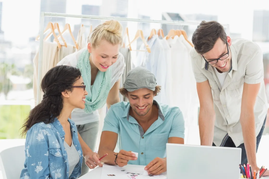 Kundenbewertungen und Testimonials auf einem Tablet-Display