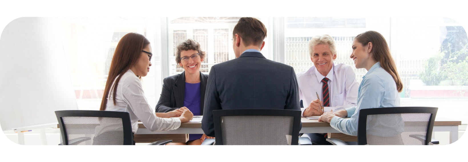 Führungskräfte in einer Leadership Coaching-Sitzung im Konferenzraum