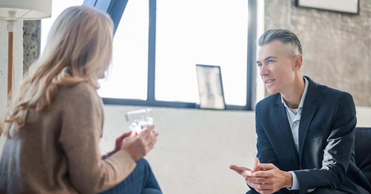 Einblicke in das Führungskräfte-Coaching: Gespräch zwischen Coach und Führungskraft.