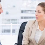 Team in einer lebendigen Besprechung in einem modernen Büro in Berlin, Fokus auf empathischer Führung und Zuhören.